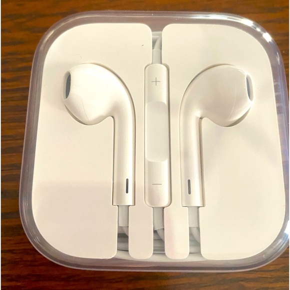 BRAND NEW Apple EarPods with 3.5 mm Headphone Plug - MINT condition never used